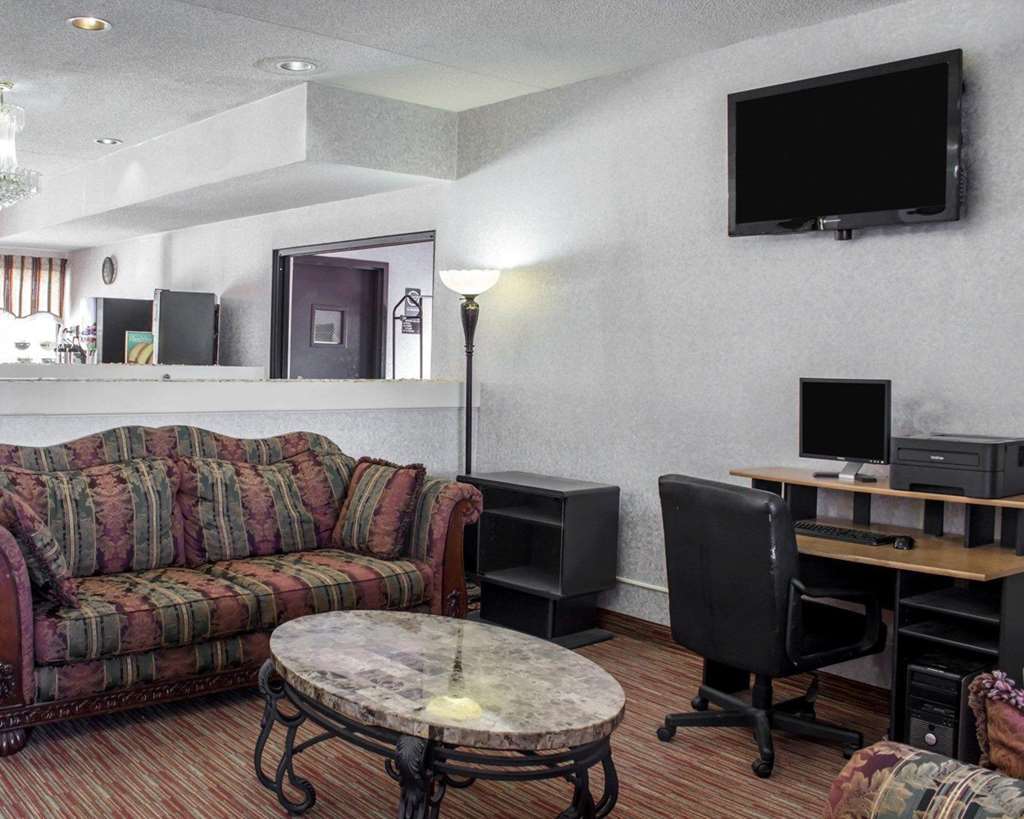 Отель Clarion Pointe Archdale Интерьер фото